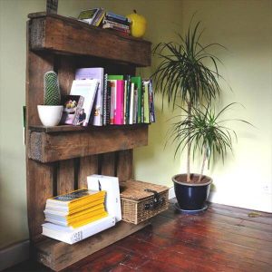 Fantastic pallet projects that sell #diybookshelfpallet #bookshelves #storageideas Fantastic small wooden pallets #diybookshelfpallet #bookshelves #storageideas