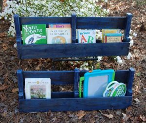 Unique pallet bookshelf #diybookshelfpallet #bookshelves #storageideas Unique book shelving ideas #diybookshelfpallet #bookshelves #storageideas