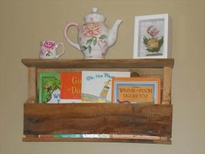 Unbeatable wood pallet furniture #diybookshelfpallet #bookshelves #storageideas Unbeatable pallet bench ideas #diybookshelfpallet #bookshelves #storageideas