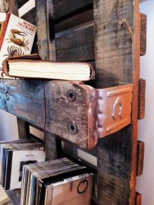 Spectacular pallet wood projects #diybookshelfpallet #bookshelves #storageideas Spectacular diy wood bookshelf #diybookshelfpallet #bookshelves #storageideas