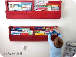 Delight pallet shelves #diybookshelfpallet #bookshelves #storageideas Delight simple bookshelf plans #diybookshelfpallet #bookshelves #storageideas