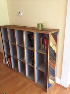 Striking diy pallet ideas #diybookshelfpallet #bookshelves #storageideas Striking diy book shelves #diybookshelfpallet #bookshelves #storageideas